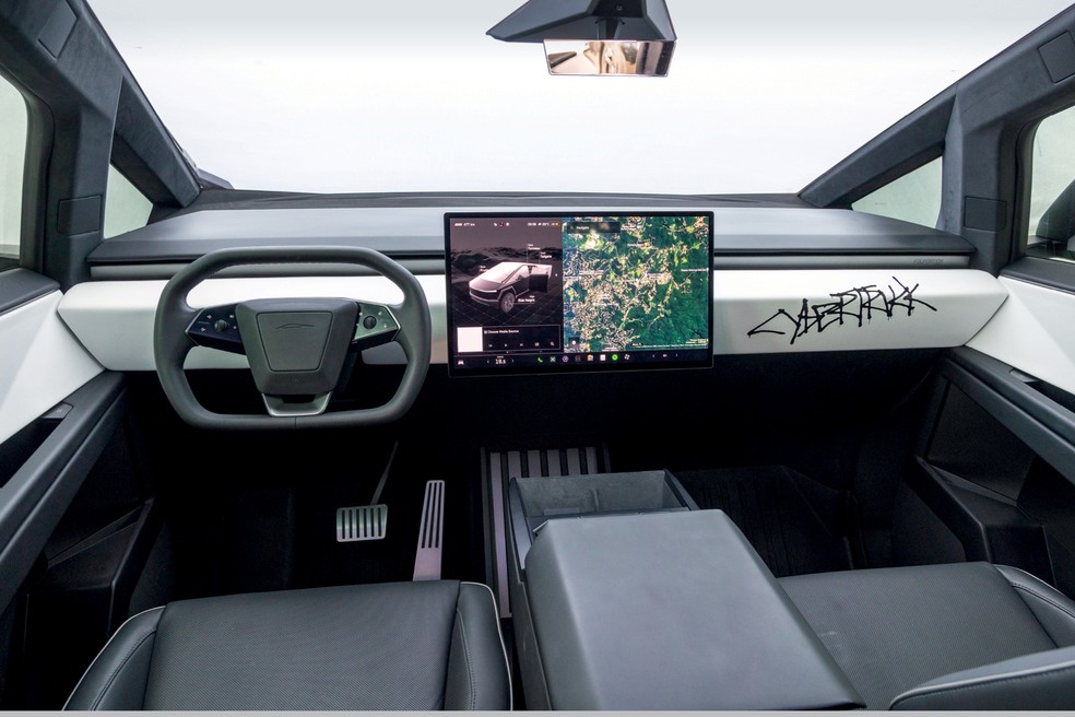 Cabine da Cybertruck incorpora o que há de mais tecnológico na indústria de carros elétricos — Foto: Renato Durães/Auto News Brasil