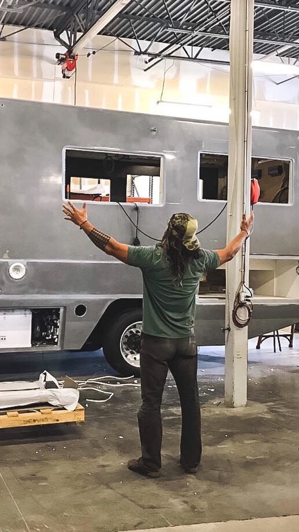 Jason Momoa mostra os bastidores da customização de seu veículo — Foto: Reprodução