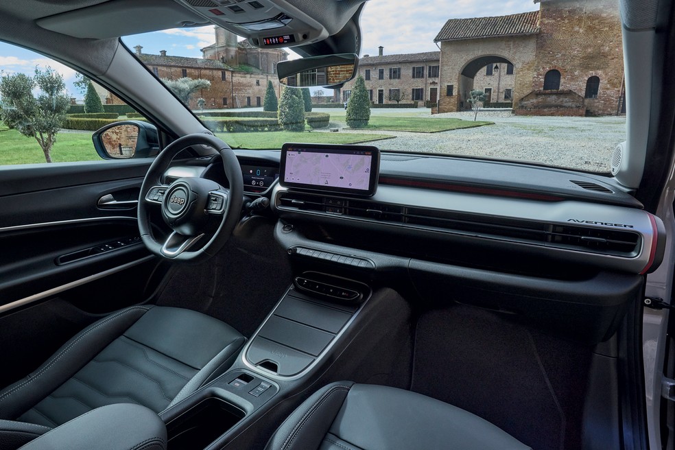 Jeep Avenger tem acabamento interno simples para os padrões europeus, com muito plástico duro — Foto: Divulgação
