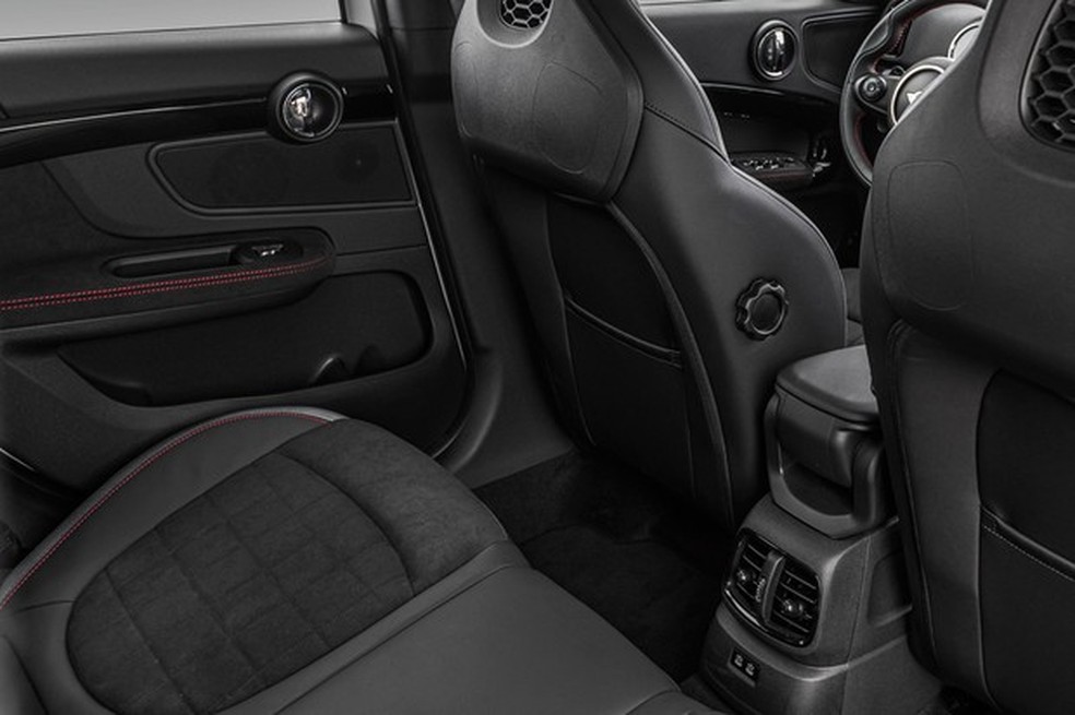 Espaço atrás é bom para até quatro adultos (Foto: Divulgação) — Foto: Auto Esporte