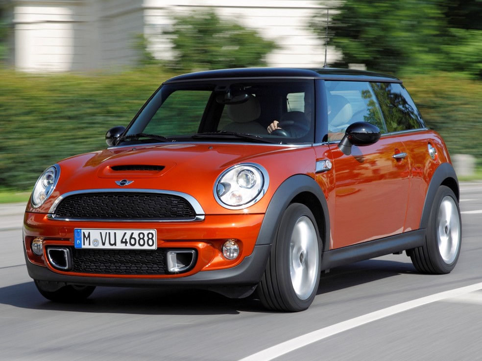 Mini Cooper S de segunda geração tem motor 1.6 turbo desenvolvido junto com Peugeot e Citroën — Foto: Divulgação/Mini