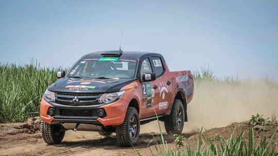 Como é acelerar (e voar!) com uma Mitsubishi L200 de competição