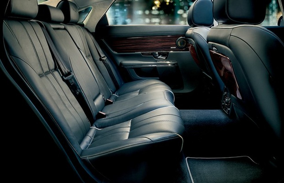 Banco traseiro oferece massagem, ventilação, ar-condicionado dual zone e quase um metro para as pernas (Foto: Divulgação) — Foto: Auto Esporte