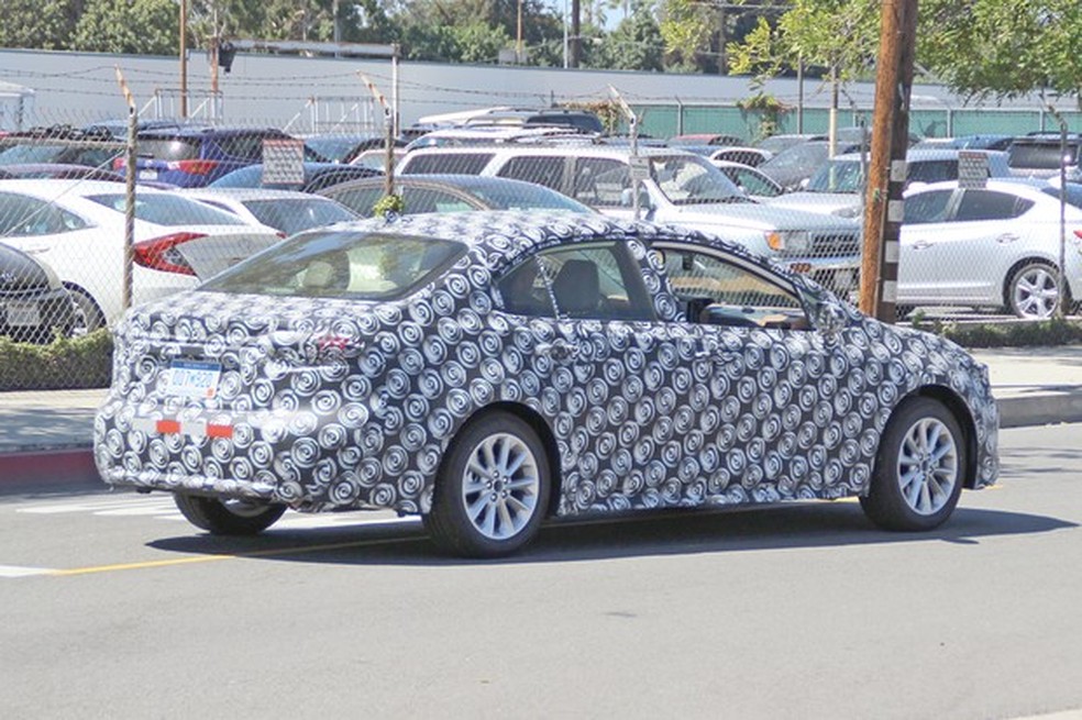 Flagras confirmam que novo Toyota Corolla terá visual semelhante ao do Auris (Foto: Automedia) — Foto: Auto Esporte