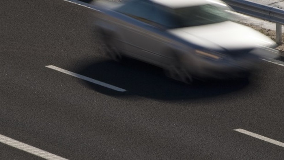 Carro em alta velocidade em estrada (Foto: Shutterstock) — Foto: Auto Esporte