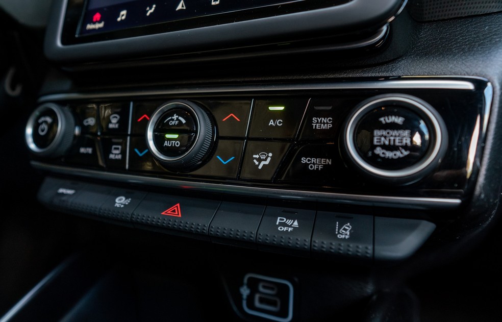 O ar-condicionado pode ser controlado pelo multimídia ou por botões dedicados — Foto: Renan Sesicki/Autoesporte