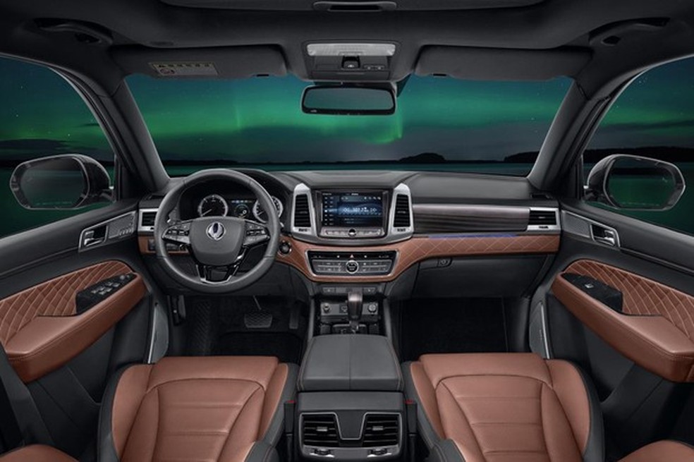 Cabine do novo Rexton tem couro por toda a parte e central multimídia moderna (Foto: Divulgação) — Foto: Auto Esporte