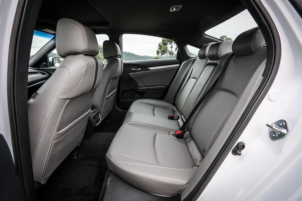 Espaço atrás é amplo e conta com saídas de ar (Foto: Rafael Munhoz/Auto News Brasil) — Foto: Auto Esporte