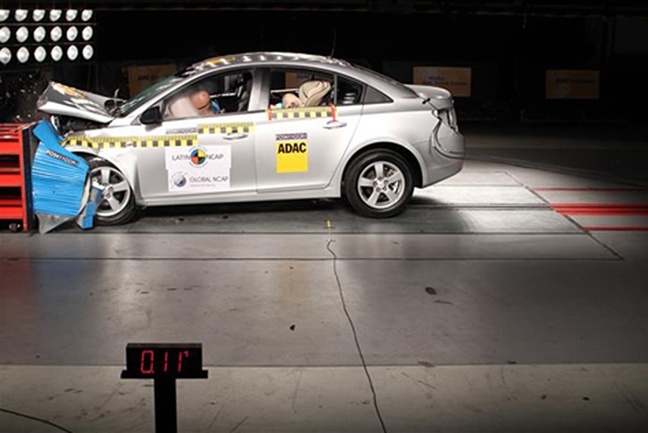 Chevrolet Cruze LT com airbag duplo: 4 estrelas para passageiro adulto (13,18/16) e 3 estrelas para passageiro infantil (32,59/49,00)