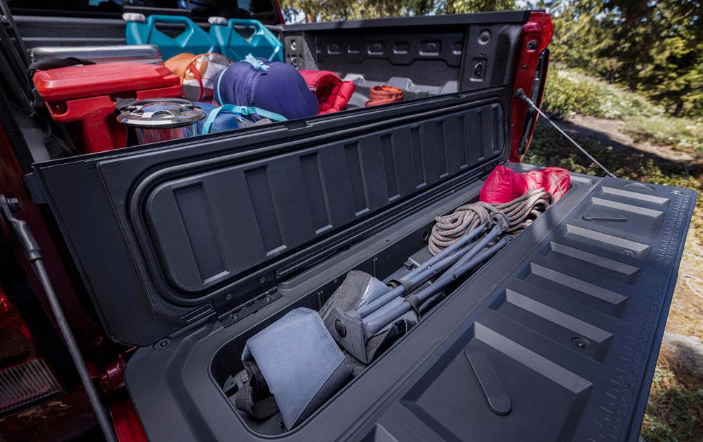 Compartimento na tampa da caçamba é uma das novidades da Chevrolet Colorado 2023 — Foto: Divulgação