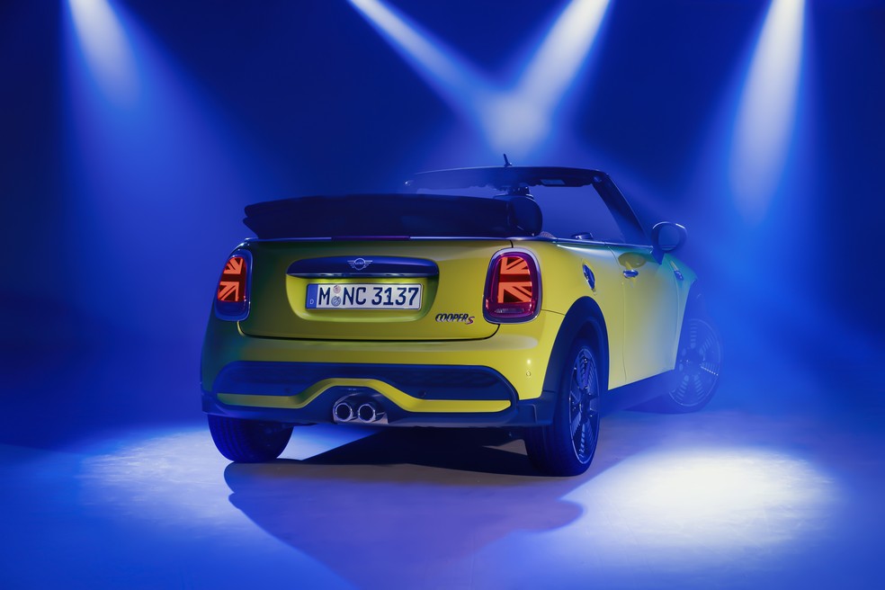 O destaque na traseira do Mini Cooper S Cabrio 2022 fica por conta das saídas de ar na cor preto brilhante — Foto: Divulgação