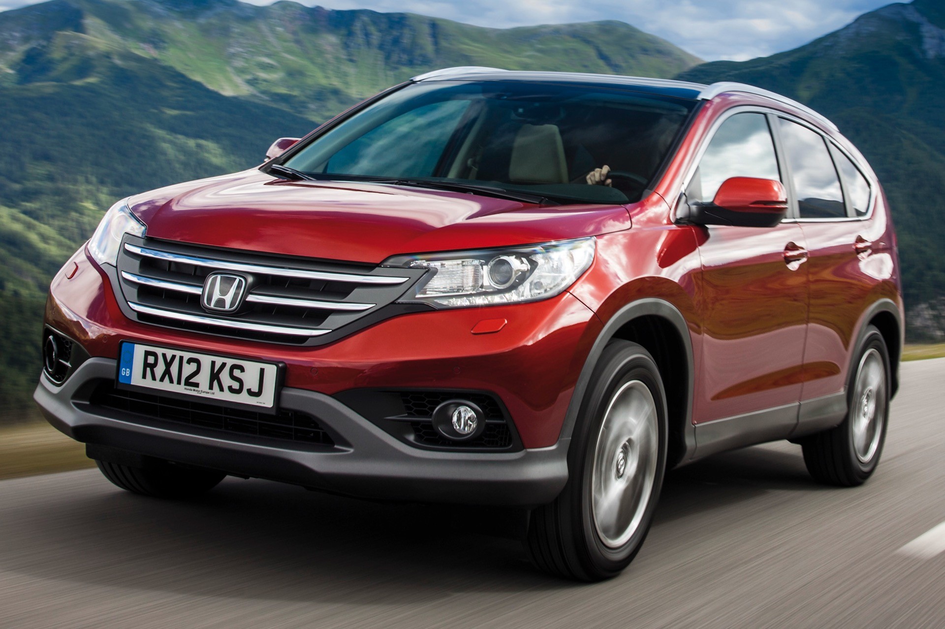 Imagem de uma garagem com vários SUVs Honda usados à venda