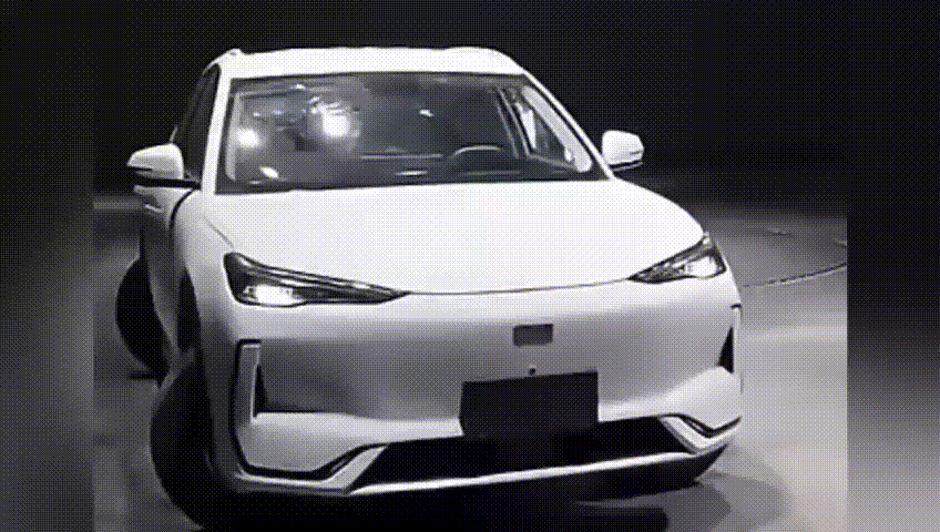 Geely EX5 estreia modo caranguejo inovador para fazer baliza sem sofrer