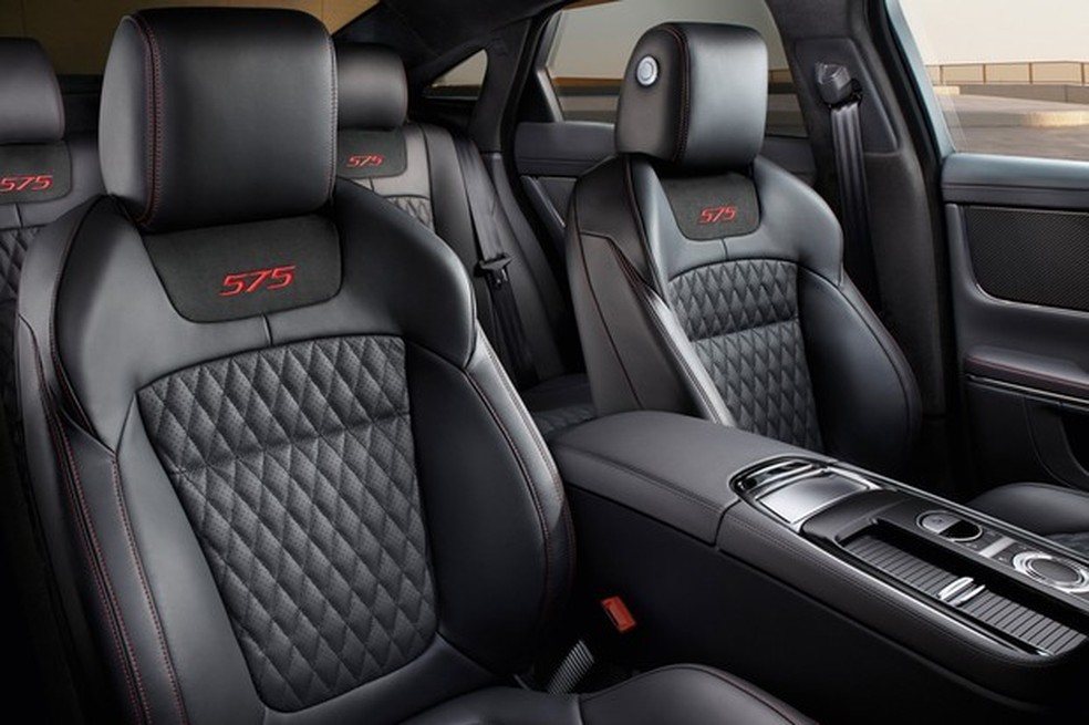 Jaguar XJR575 (Foto: Divulgação) — Foto: Auto Esporte