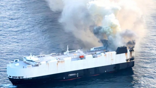 Navio com carros elétricos pega fogo há 3 dias; por que é difícil apagar?