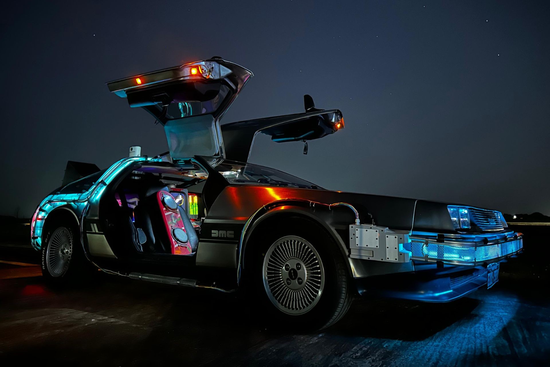 'De Volta Para o Futuro': brasileiro tem DeLorean assinado por todo elenco