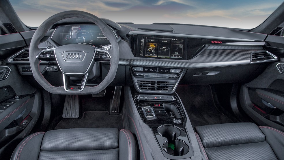 O interior do Audi é mais sóbrio e inclui o ar-condicionado mais simples de operar — Foto: Renato Durães
