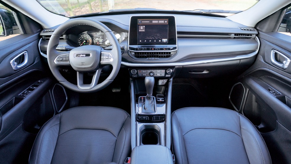 Jeep Compass Sport - O interior é mais simples que o do S, com tela do multimídia de 8,4" e quadro de instrumentos analógico — Foto: Leo Sposito