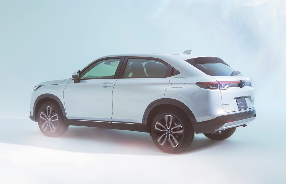 Honda HR-V 2022 tem estilo cupê com o caimento do teto em direção a traseira — Foto: Divulgação