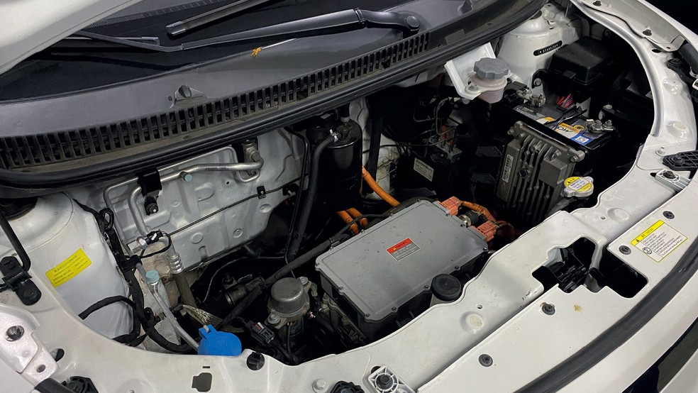 Motor de carro elétrico exige inspeção dos rolamentos e troca de lubrificante, geralmente a cada 20 mil km rodados — Foto: JAC e-JS1. Auto News Brasil