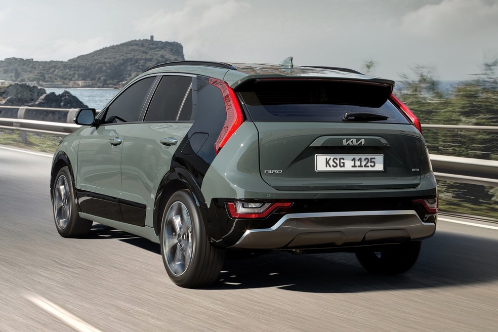 Kia Niro tem coluna pintada em tom contrastante na versão SX Prestige — Foto: Divulgação