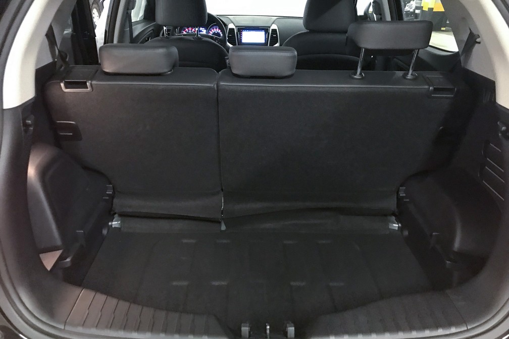 Porta-malas do SsangYong Tivoli acomoda 423 litros — Foto: André Paixão/G1