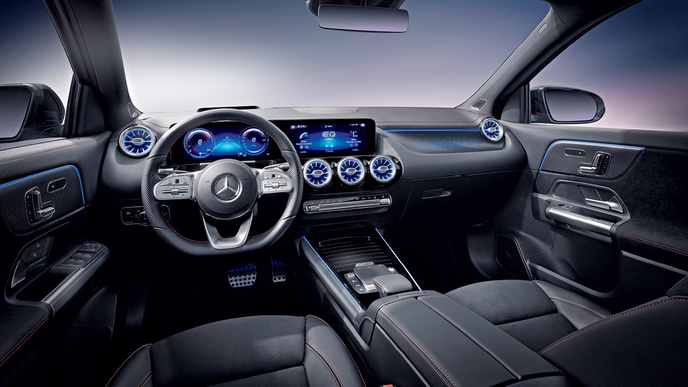 Volante com base reta e bancos esportivos fazem parte do pacote AMG Line no Mercedes-Benz EQA — Foto: Divulgação