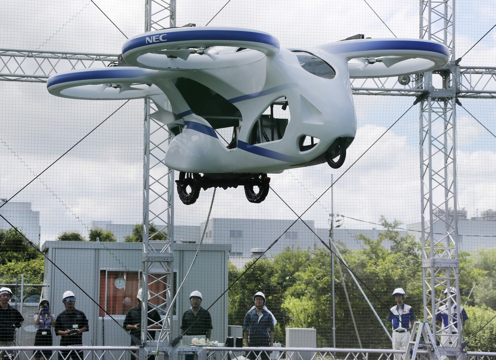 Carro voador da Nec fez voo de um minuto nesta segunda-feira (5), em Abiko, no Japão — Foto: Koji Sasahara/AP