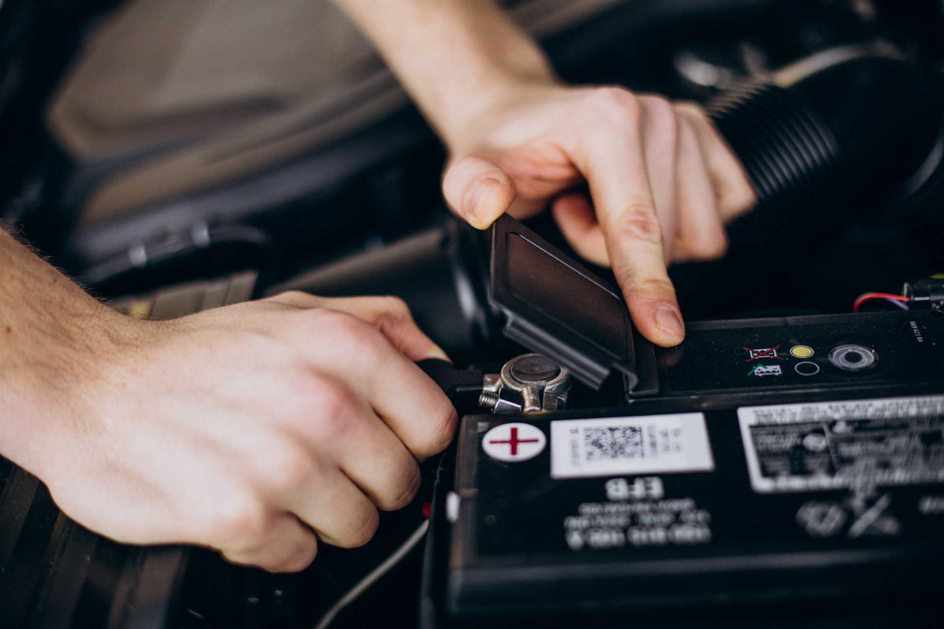 5 carregadores de bateria para carro que custam menos de R$ 120
