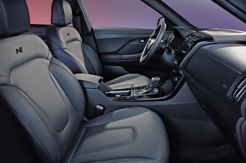 Interior do Hyundai Creta N Line é idêntico ao da versão Ultimate, mas com logotipos "N" nos bancos — Foto: Divulgação 