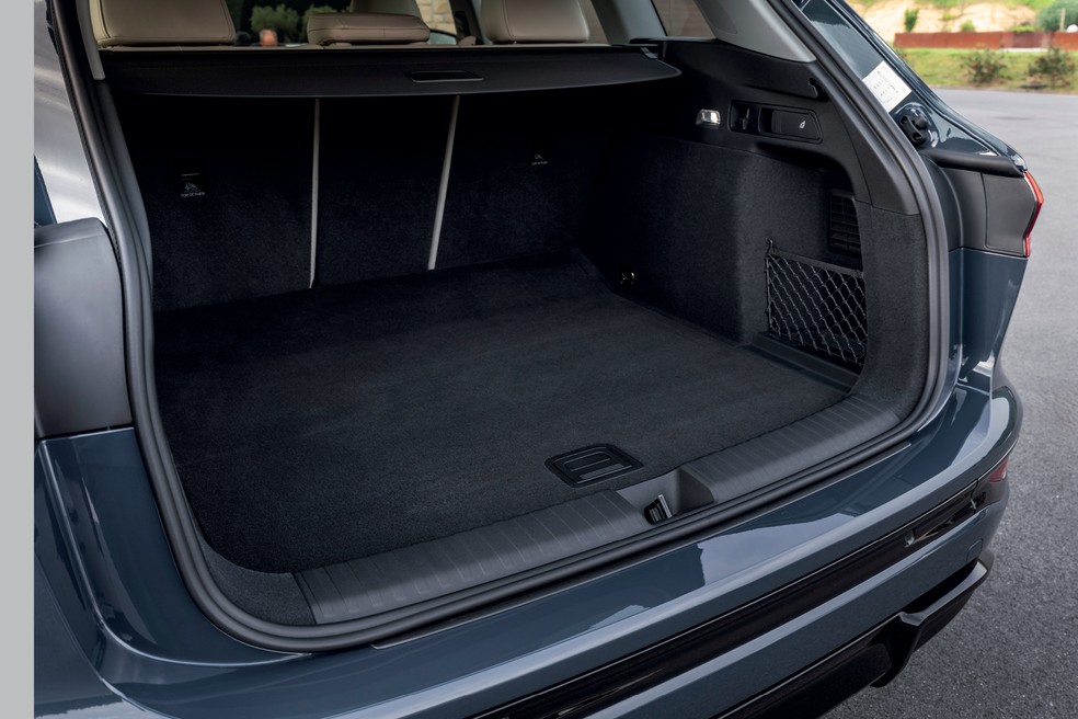Audi Q6 e-tron 2024 tem 526 litros de capacidade no porta-malas  — Foto: Divulgação