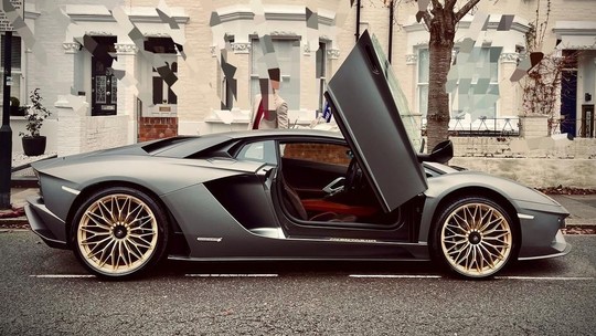 Vilão de Harry Potter, Tom Felton exibe seu novo Lamborghini de 740 cv