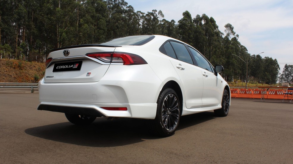 Toyota Corolla GR-S traz spoiler traseiro, rodas escurecidas exclusivas e saias  — Foto: Divulgação
