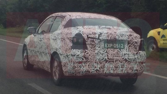 Novo Toyota Yaris sedã é flagrado no Brasil