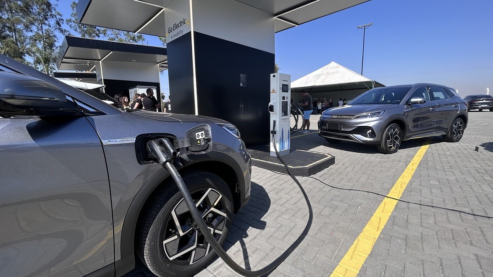 Quanto maior a capacidade do carregador, menor o tempo de recarga da bateria  — Foto: Raphael Panaro/Auto News Brasil