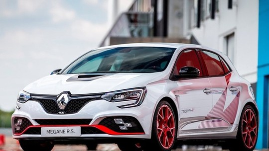 Renault Megane R.S. Trophy-R dispensa banco e tem vidros fininhos para vencer o Honda Civic Type R