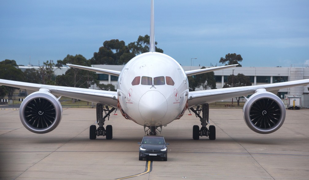Tesla Model X reboca um Boeing 787-9 Dreamliner de 130 toneladas — Foto: Divulgação