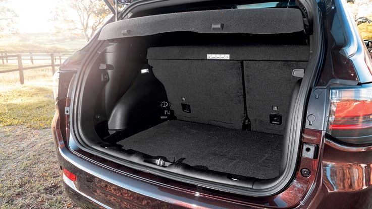 Jeep Compass Série S - Porta-malas é o menor entre os concorrentes, com 410 litros, mas tem sensor de abertura; passageiros de trás agora contam  com entrada  USB do tipo C