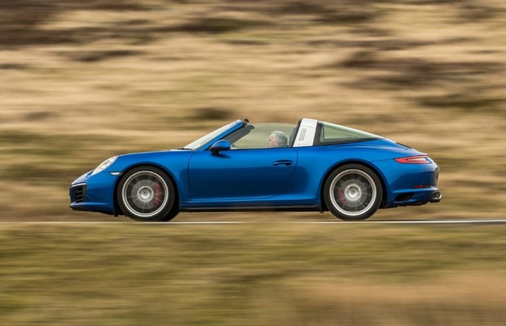 Até as ranhuras e revestimento fazem uma imitação perfeita do 911 Targa original de 1967 (Foto: Divulgação) — Foto: Auto Esporte