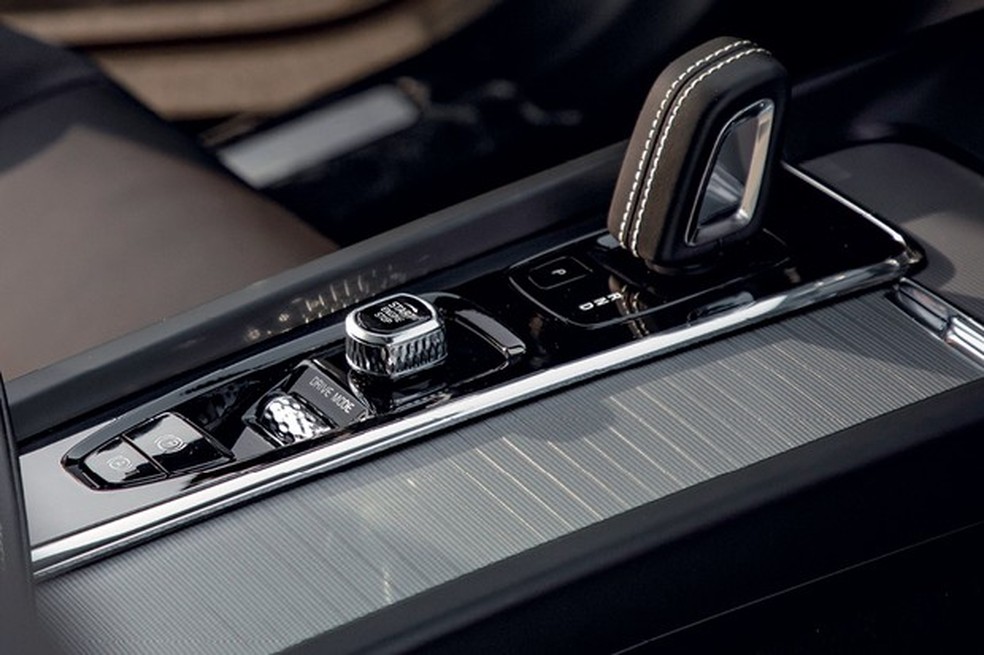 O XC60 esportivo não tem a alavanca de câmbio de cristal (Foto: Divulgação) — Foto: Auto Esporte