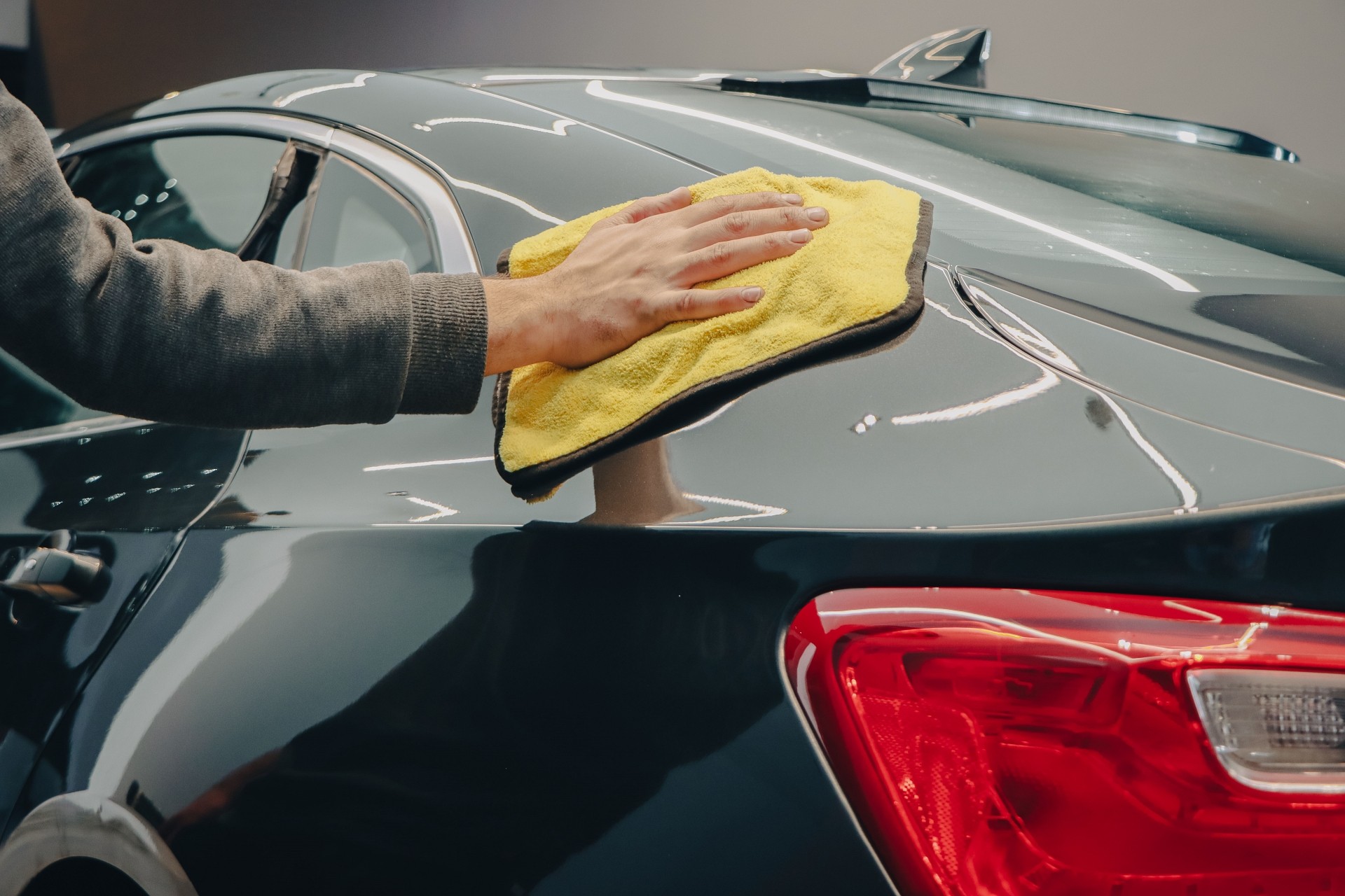 5 ceras automotivas líquidas para potencializar a limpeza do seu carro
