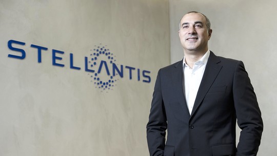 Novo CEO da Stellantis confirma 1º híbrido flex da empresa já em 2024