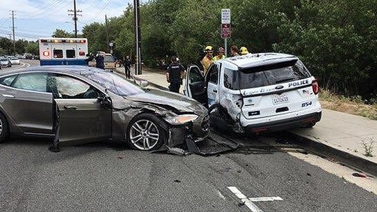 Dono de Tesla diz que carro estava no modo Autopilot quando bateu em viatura