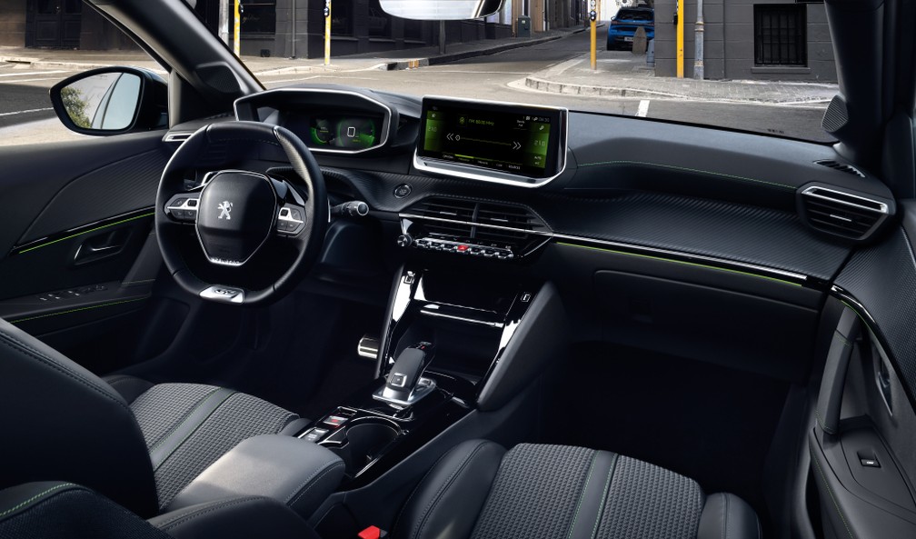 Interior remete aos SUVs 3008 e 5008, com quadro de instrumentos posicionado acima do volante e comandos tipo aviação. — Foto: Divulgação/Peugeot