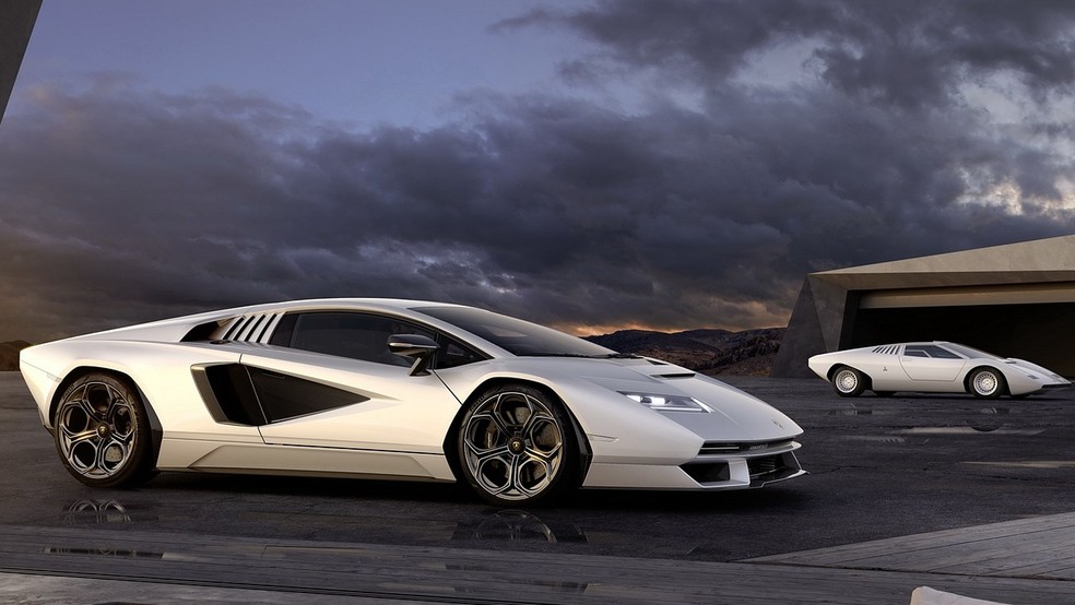 Lamborghini Countach de 2021 faz alusões ao modelo dos anos de 1970 (no canto direito da foto) — Foto: Divulgação
