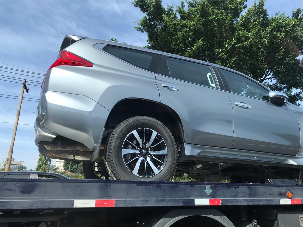 Pajero Sport tem laterais com vincos pronunciados e janelas traseiras estreitas — Foto: Rômulo Duarte/G1