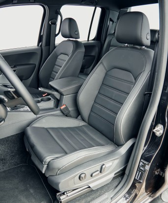 Volkswagen Amarok - Os bancos elétricos dianteiros estão entre os mais confortáveis, mas o acabamento simples entrega a idade (avançada) da picape decana