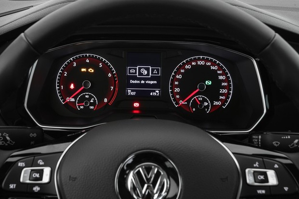 Quadro de instrumentos é analógico, mas tem leitura fácil e tela LCD central (Foto: Divulgação) — Foto: Auto Esporte