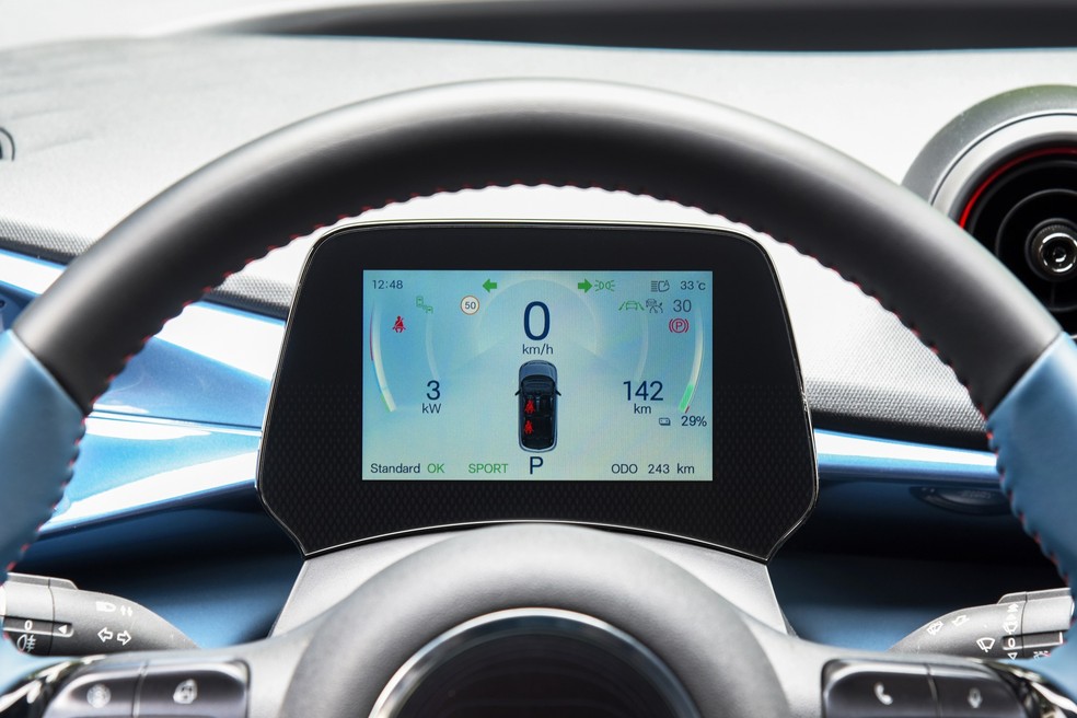 BYD Dolphin Plus tem painel de instrumentos digital — Foto: Murilo Góes/Autoesporte