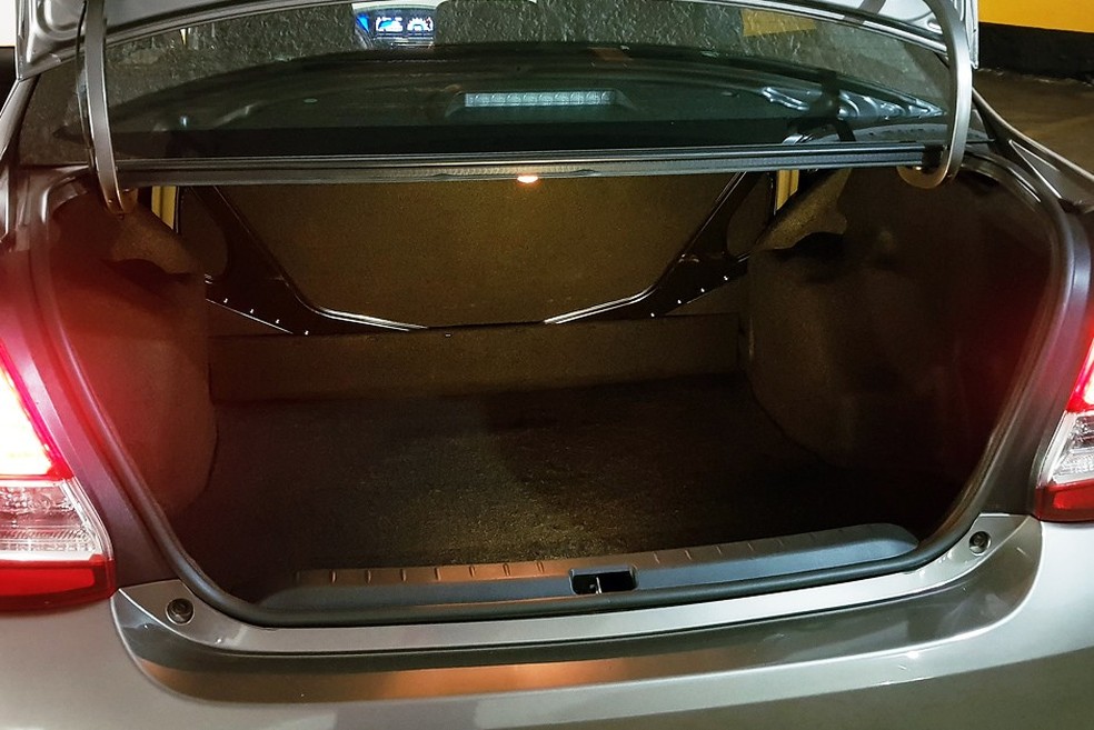 Bagageiro comporta 562 litros - uma referência no segmento (Foto: Ulisses Cavalcante) — Foto: Auto Esporte
